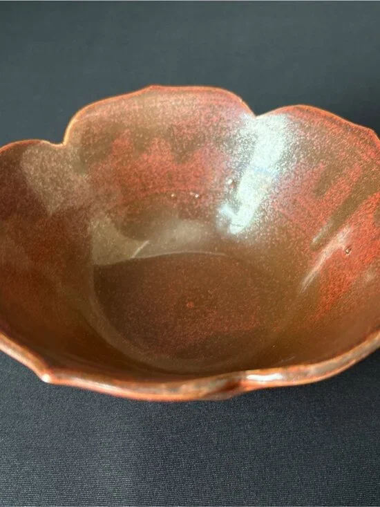 Two-Tone Flower Shaped Bowl Glossy Reddish Brown Glaze Scalloped Rim Ribbed 6" - Picture 6 of 9